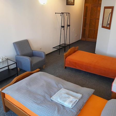 Academus Pub & Guest House ヴロツワフ エクステリア 写真