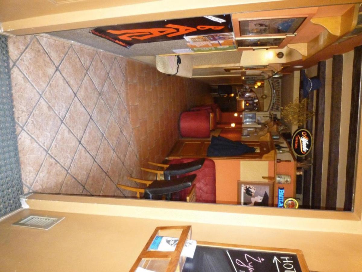 Academus Pub & Guest House ヴロツワフ エクステリア 写真