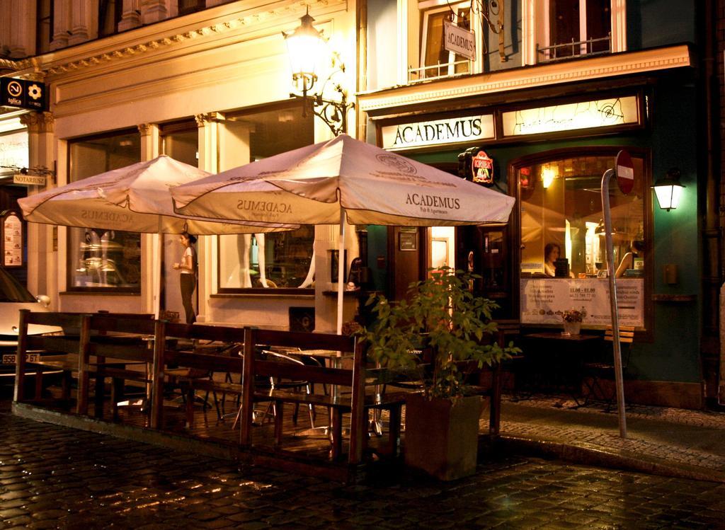 Academus Pub & Guest House ヴロツワフ エクステリア 写真