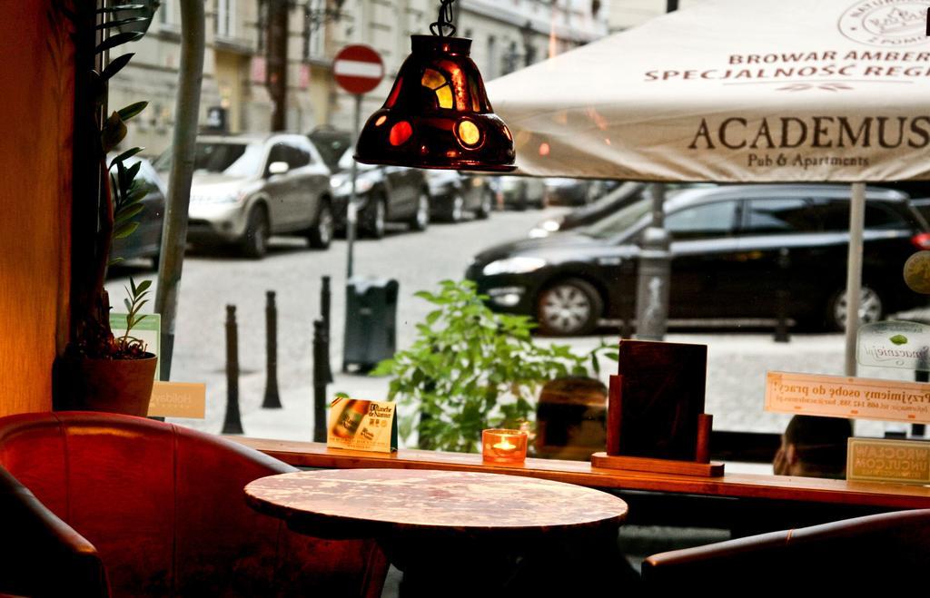 Academus Pub & Guest House ヴロツワフ エクステリア 写真