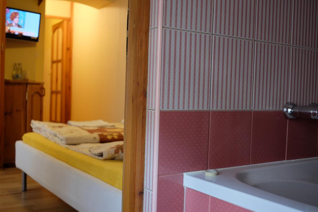 Academus Pub & Guest House ヴロツワフ エクステリア 写真