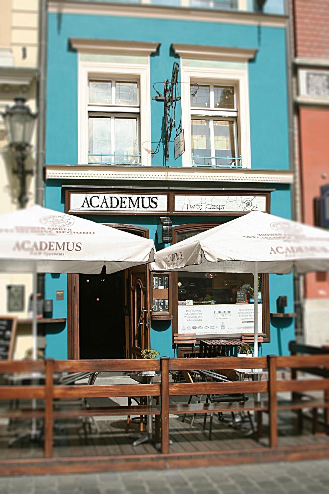 Academus Pub & Guest House ヴロツワフ エクステリア 写真