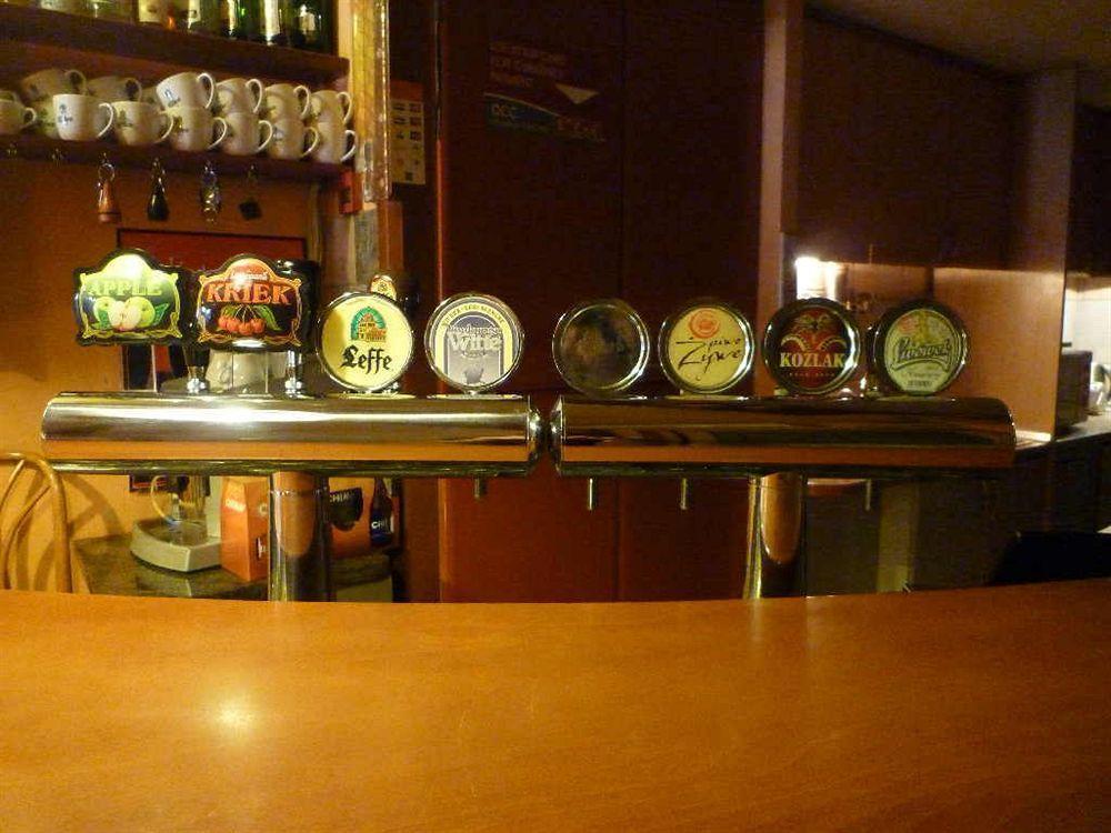 Academus Pub & Guest House ヴロツワフ エクステリア 写真