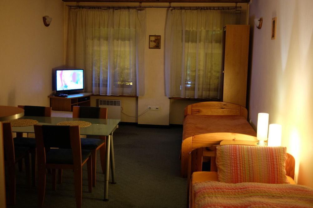 Academus Pub & Guest House ヴロツワフ エクステリア 写真