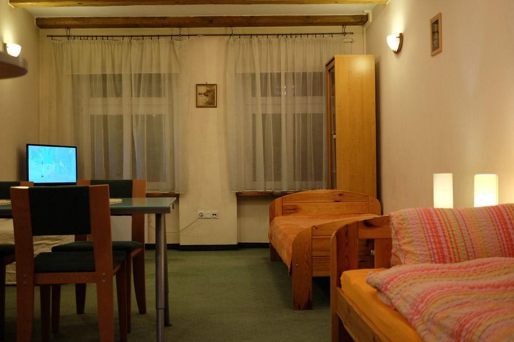 Academus Pub & Guest House ヴロツワフ エクステリア 写真
