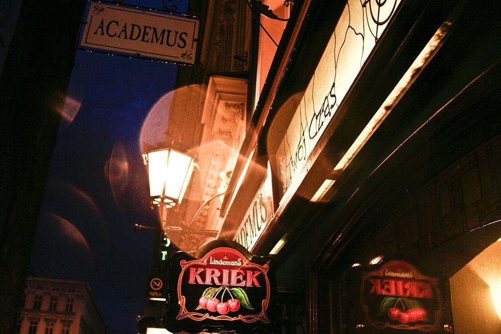 Academus Pub & Guest House ヴロツワフ エクステリア 写真